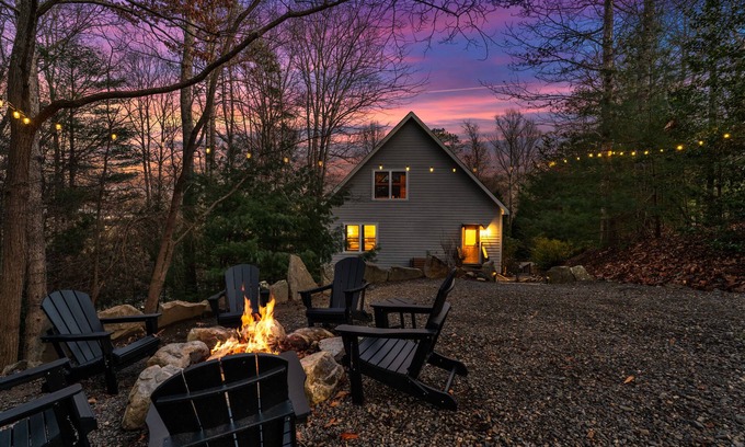 Fairview Cabin | Pet-friendly serene cabin with air hockey and fire pit