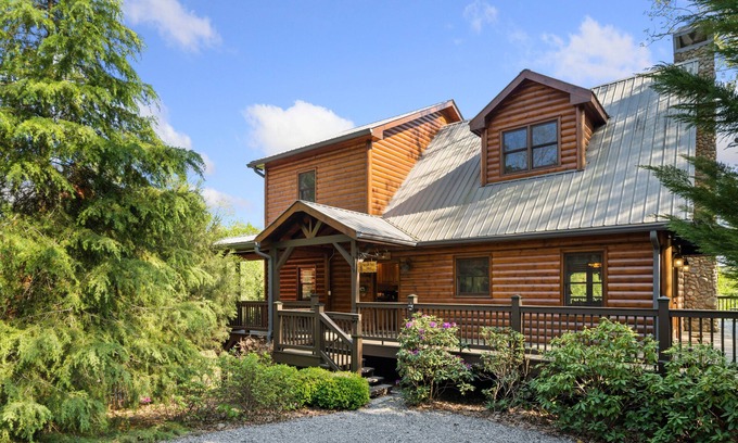 Foxfire Estates Cabin | Pet Friendly, Shade Tree Lodge, Minutes to Downtown Blue Ridge, GAn