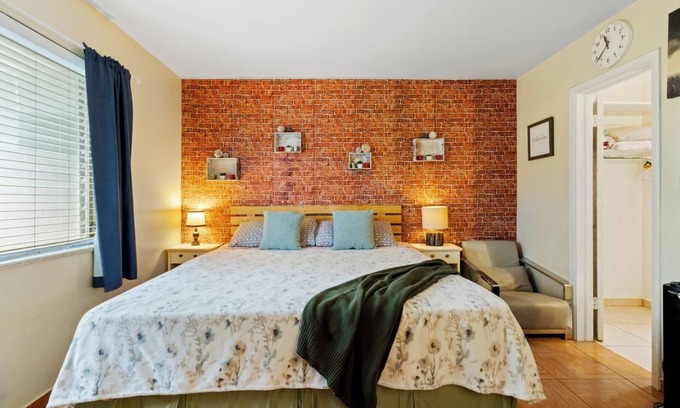 Downtown Hollywood Apartment | Pet Friendly Stylish Studio in Hollywood