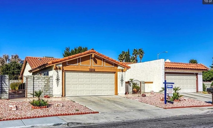 Rancho Oakey House | Pet friendly townhome near strip and DTLV