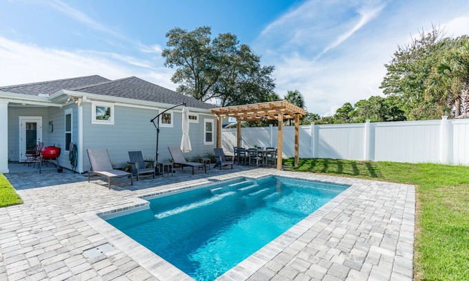 Sunnyside House | Pet Friendly w/Fenced Backyard, Pool & Beach + Free Attraction Tickets!