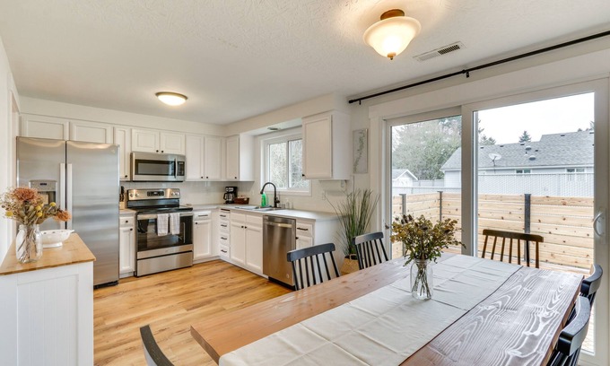 Lake Shore House | Pet-Friendly Vancouver Retreat w/Home Gym & Grill