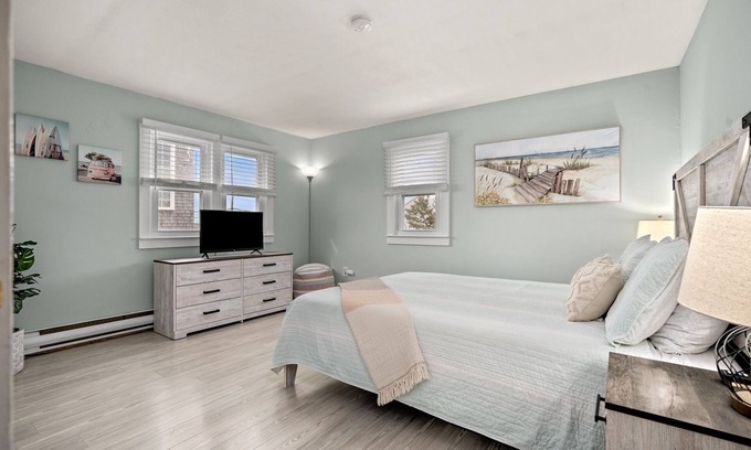 Newbury Apartment | PET FRIENDLY-Walk to Beach -Fire Pit - 40 Min to Salem, MA - WINTER RENTAL AVAIL