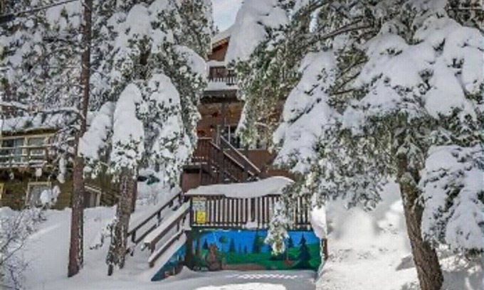 Big Bear Lake Cabin | Pet Friendly, Walk to the Slopes. Trophy Treehouse with Views, BBQ and Firepit