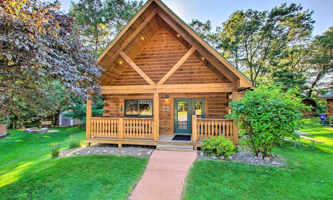 Warrens Cottage | Pet-friendly Warrens Cabin w/Fire Pit!