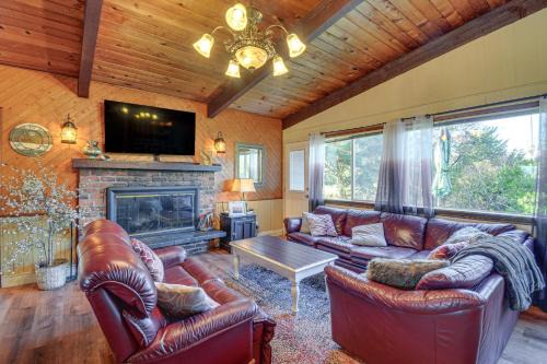 Ocean Shores House | Pet-Friendly Washington Retreat with Hot Tub and Deck!