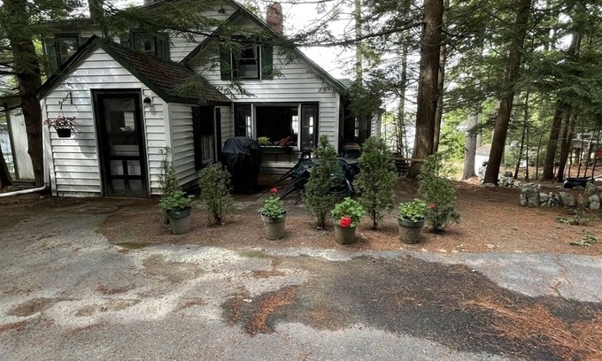 Gray Cottage | PET FRIENDLY WITH A SANDY BEACH AND DOCK