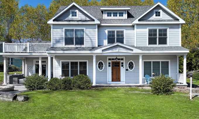York Harbor House | Pete’s Place – Stunning & Spacious 5 BDR, Walk to Beach and Harbor!
