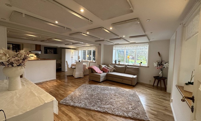 Hallonbergen Condo | Petfriendly part of a house with a garden