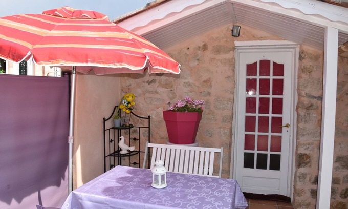 Ampus Apartment | Petit Cabanon Independent apartment with beautiful summer kitchen