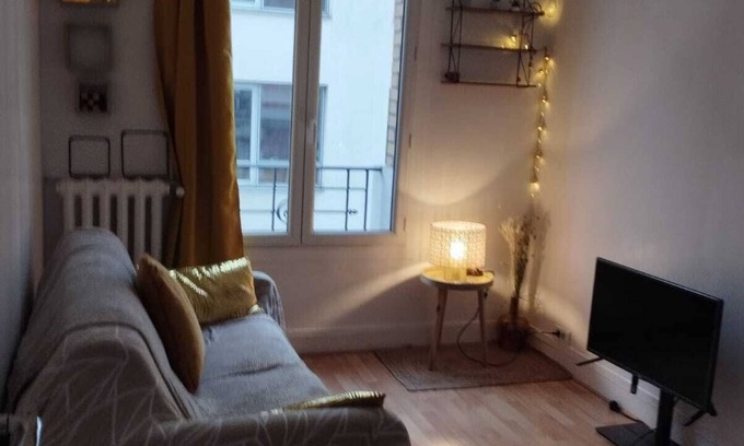 Clichy Apartment | Petit nid D'amour