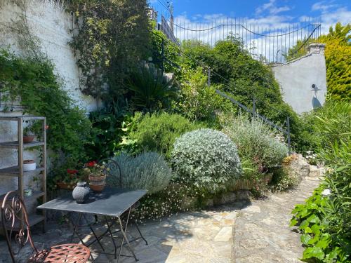 Nice House | Petite chambre indépendante avec sdb, clim et parking privé