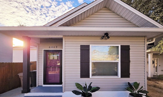 Northeast Pensacola House | Petite Stay - Private 2bed/2bath house 4 min from Pensacola Airport with WiFi/AC