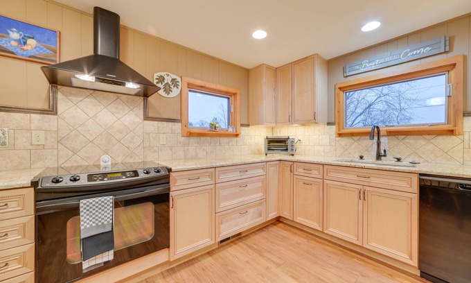 Petoskey House | Petoskey Home ~ 5 Mi to Downtown & Bayfront Park!
