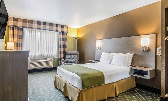 Poulsbo Resort | Pets are Allowed in GuestHouse Poulsbo! With Free Parking Onsite & Breakfast!