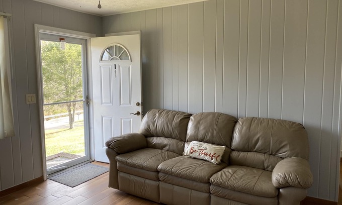 Elizabethton Condo | Pets welcome