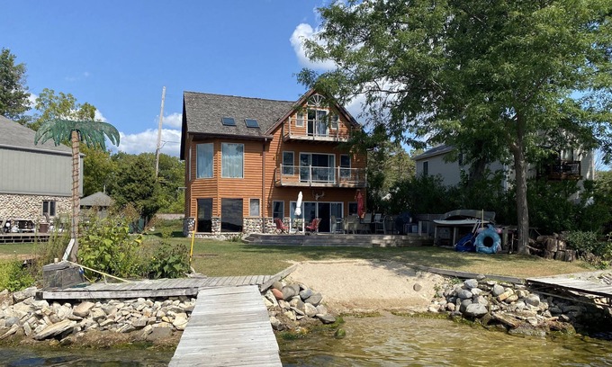 Colgate House | Pewaukee lake Sunset Lodge- sleeps 16 + Get away from the City during the RNC