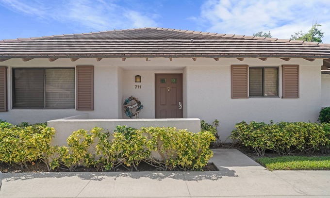 Palm Beach Gardens Cottage | PGA National Club Cottage Palm Beach Gardens, Florida