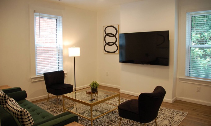 East Liberty Apartment | PGH Delight - 4B/3B, ALL NEW w/Free Street Parking, Perfect for family vacation