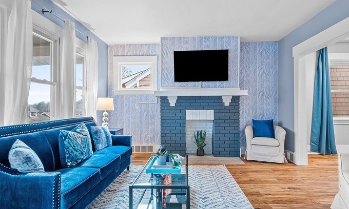 Brookline House | PGH Sapphire |Charming Design |Parking |10min from DT