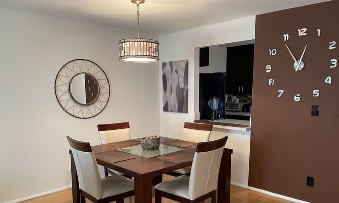 Downtown Apartment | Phenomenal 2BD 2Bath 2-parking Apartment in the heart of Glendale
