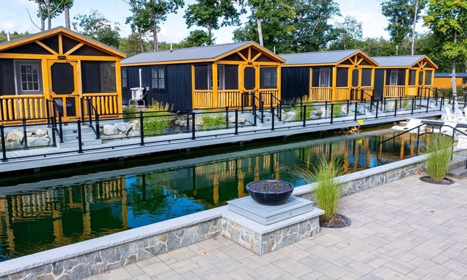 North Sebago Cabin | PHOEBE - RESORT WITH 12 PROPERTIES. NATURAL POND FOR SWIMMING. CAFE ON SITE.