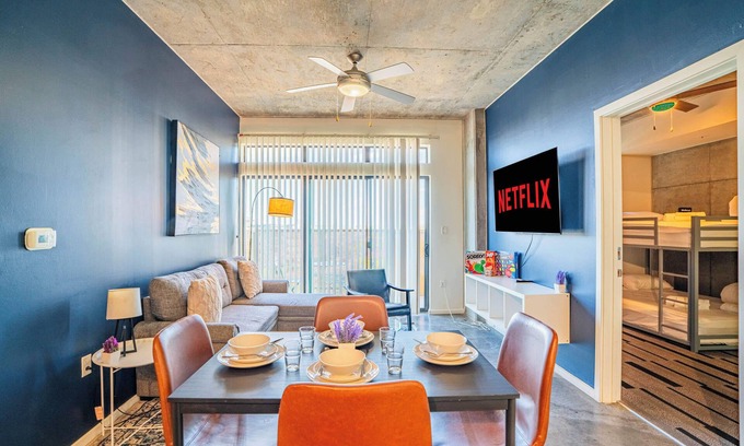 Evans Churchill Apartment | Phoenix DT Stay with Balcony+Gym+Pool+Parking+W/D!