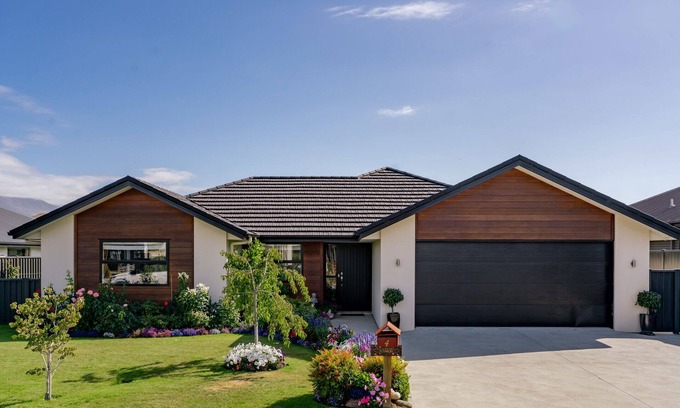 Lowburn House | Phoenix Peace - Cromwell Holiday Home