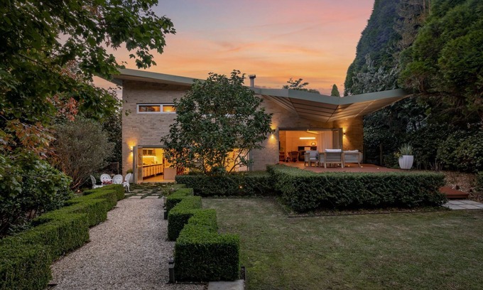 Blackheath House | Piano House is Architecturally designed with manicured gardens and pet friendly