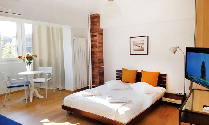 Bucharest City-Centre Apartment | Piata Victoriei Kiseleff Park Studio with garden view