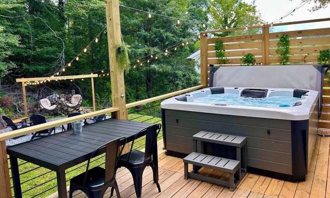Dahlonega House | Pickle/Basketball, Gym, Rockwall, Arcade, Hot Tub!