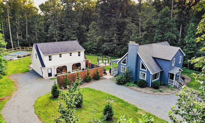 Nellysford House | Pickleball | 2 Homes | Sleeps 20 | 151 Brew Trail