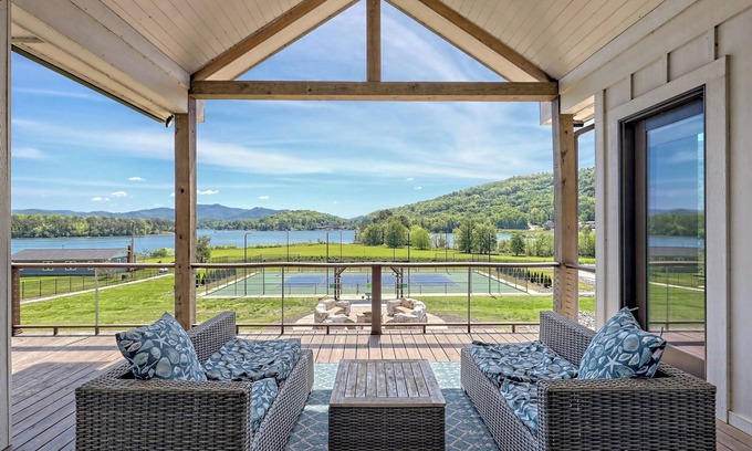 Young Harris House | Pickleball Paradise Resort - by Chatuge Home Concierge Tennis/pickleball court, hot tub, firepit, Basketball , ping pong