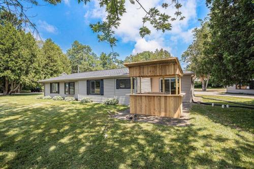 South Haven Apartment | Pickleball Paradise