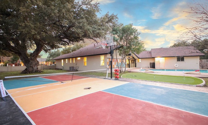 Castle Hills House | Pickleball, Pool & Fun Family Escape Sleeps 16