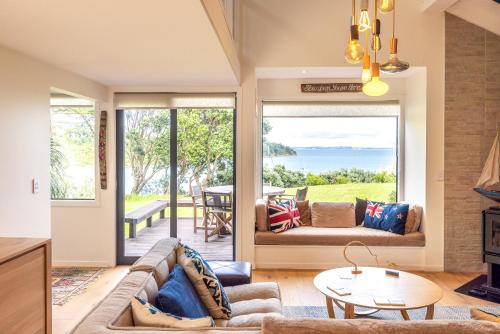 Surfdale House | Picnic Bay Hideaway - Be My Guest Waiheke