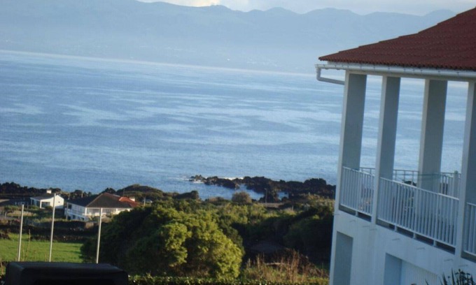 Cais do Pico House | PICO Hollidays Rentals- Mountain and sea view for families or groups