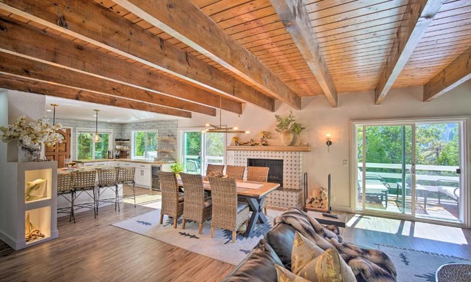 Crestline House | Picturesque Cabin 2 Balconies, Walk to Lake!