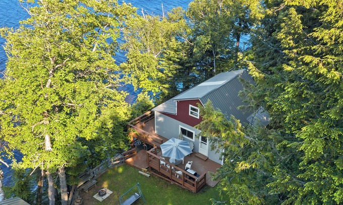 Portage Lake Cabin | Picturesque Family Lake Side Cabin