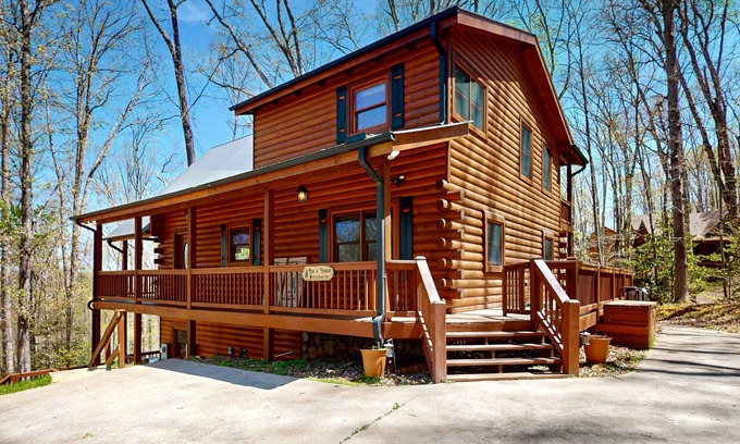 Necowa Cove Cabin | Picturesque log cabin in Aska adventure area w/access to Lake Blue Ridge