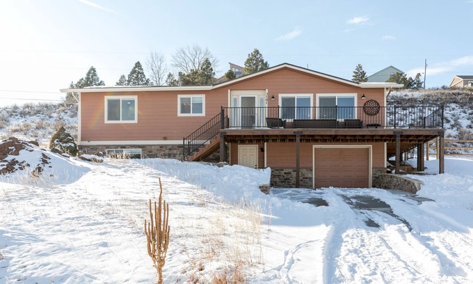 Fort Collins House | Picturesque Retreat at Horsetooth Reservoir with a King bed