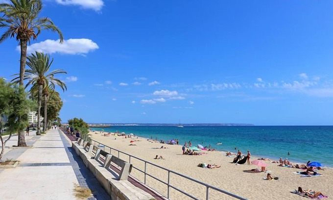 Sant Nicolau House | Picturesque Views! Comfortable and Pet-friendly Room, Close to Passeig Marítim!