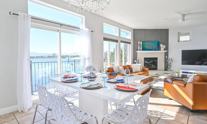 Sparks House | Picturesque Waterfront Modern Lake House