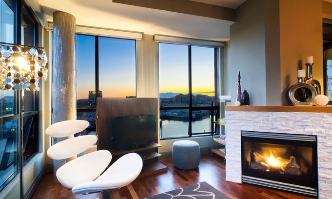 Downtown Victoria Condo | 'Pied-À-Terre Harbour Penthouse' Private Rooftop Deck-Victoria