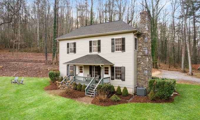 Hendersonville House | Piedmont Kitchen House | Charming Cottage on 65 Acres Near Hendersonville