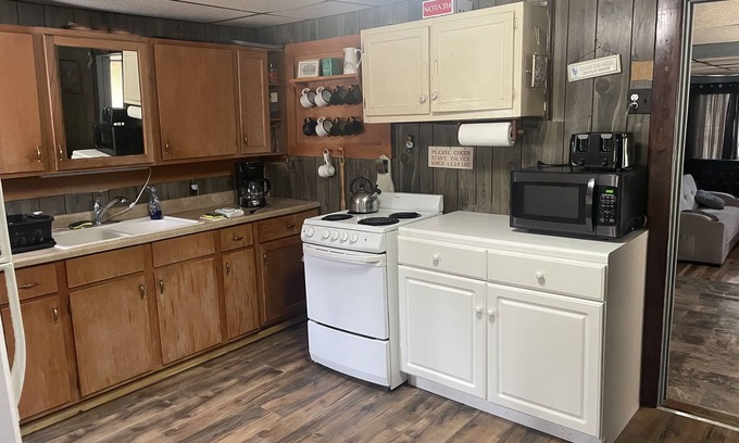 Freeport House | Piedmont lake hunting and fishing cabin