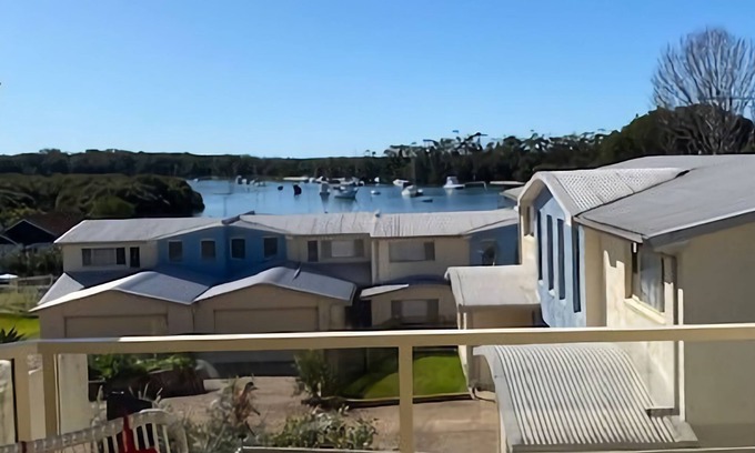 Huskisson Villa | Pier 8 by Jervis Bay Breaks