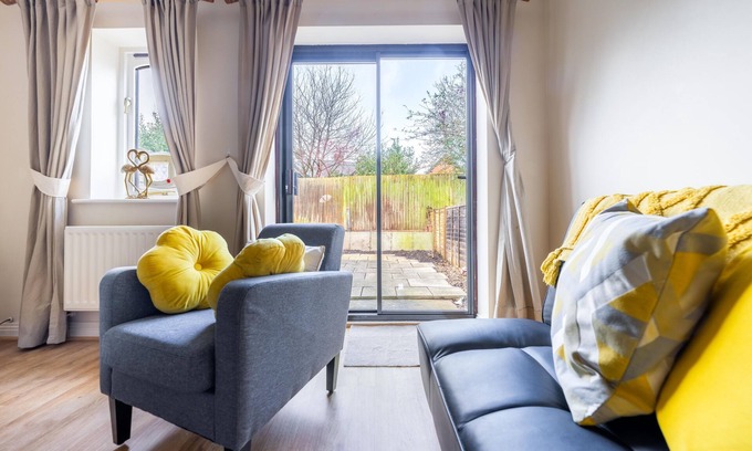 Maidenhead House | Pierocks Wickets, Free Parking, Hot tub and WI-FI