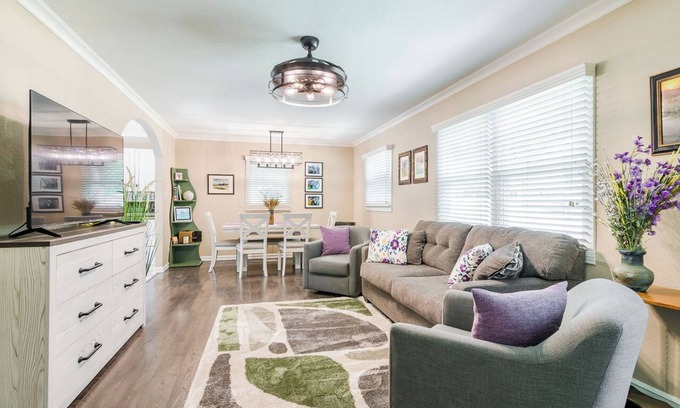Manhattan House | Pierre Place-Stay in the Heart of Manhattan with Kansas Pride & Comfort