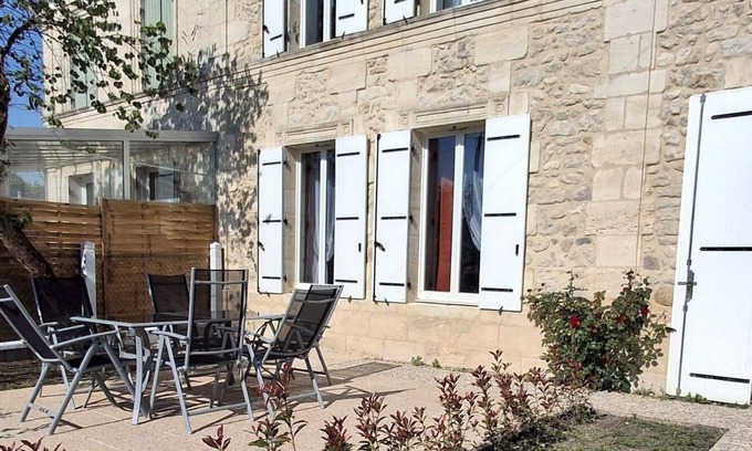 Valeyrac House | Pierres d'Estuaire - 3-star gîte 2025 between vineyards, ocean and river.